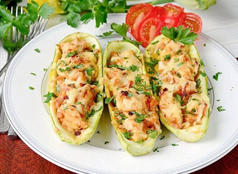 Фаршированные кабачки с рыбой и яйцом