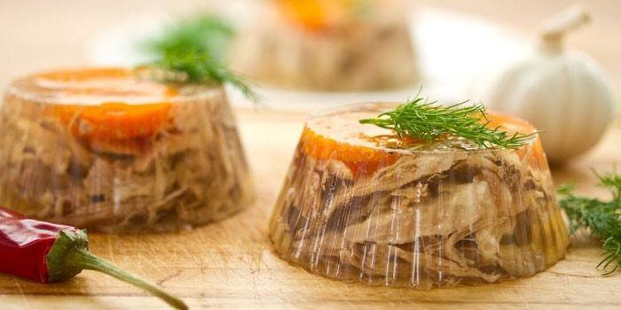 Готовый холодец с говяжьим мясом