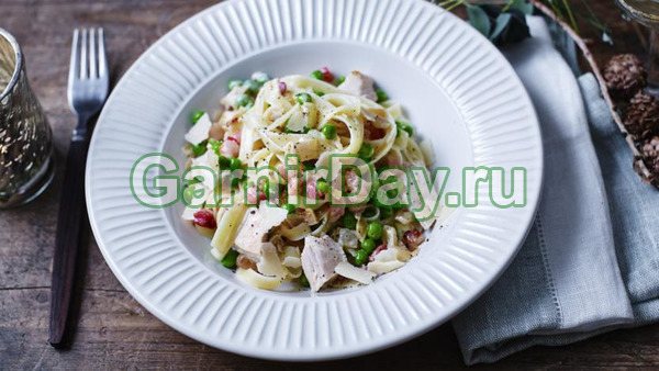 Индейка макаронами, беконом, горохом и сливками