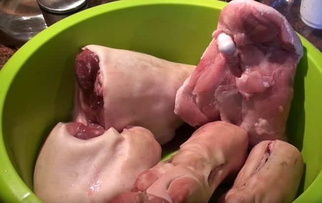 Как варить холодец из свиных ножек и говядины с кусочками мяса
