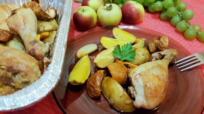 Как вкусно приготовить курицу с яблоками в духовке?