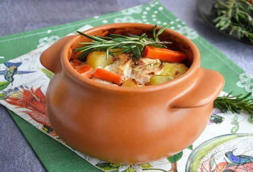 курица в горшочках с картошкой и грибами