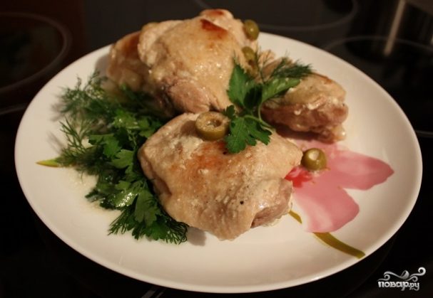 Куриные бедра, тушеные в сметане