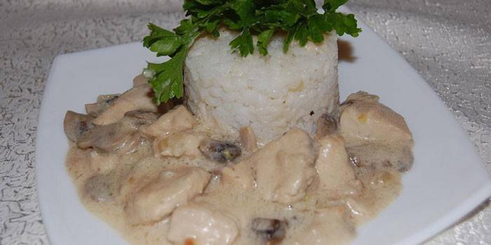Кусочки куриного филе с грибами в сливочном соусе и рисом на гарнир