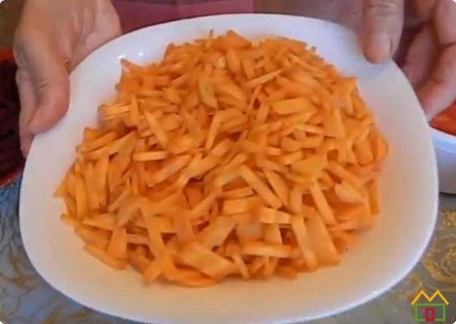 Морковь моем, чистим