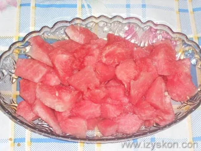 нарезаем мякоть арбуза небольшими дольками