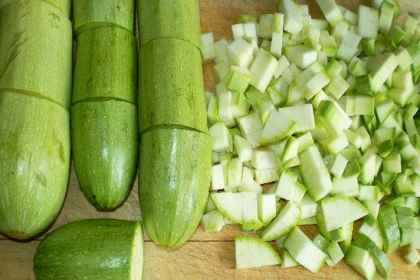 нарезать кубиками кабачки