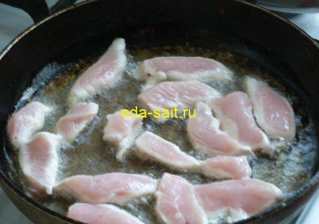 Обжариваем куриное мясо для азу