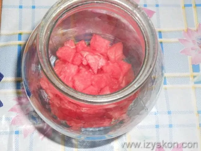 Складываем в банки кусочки арбуза