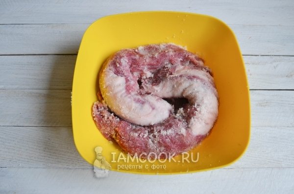 Втереть соль и сахар в мясо