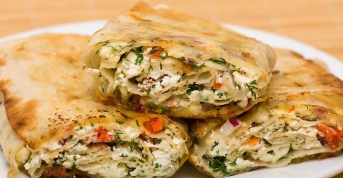 Запеченный рулет из лаваша с сыром и помидорами
