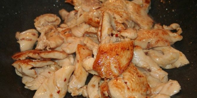 Жареные кусочки куриной грудки в мультиварке